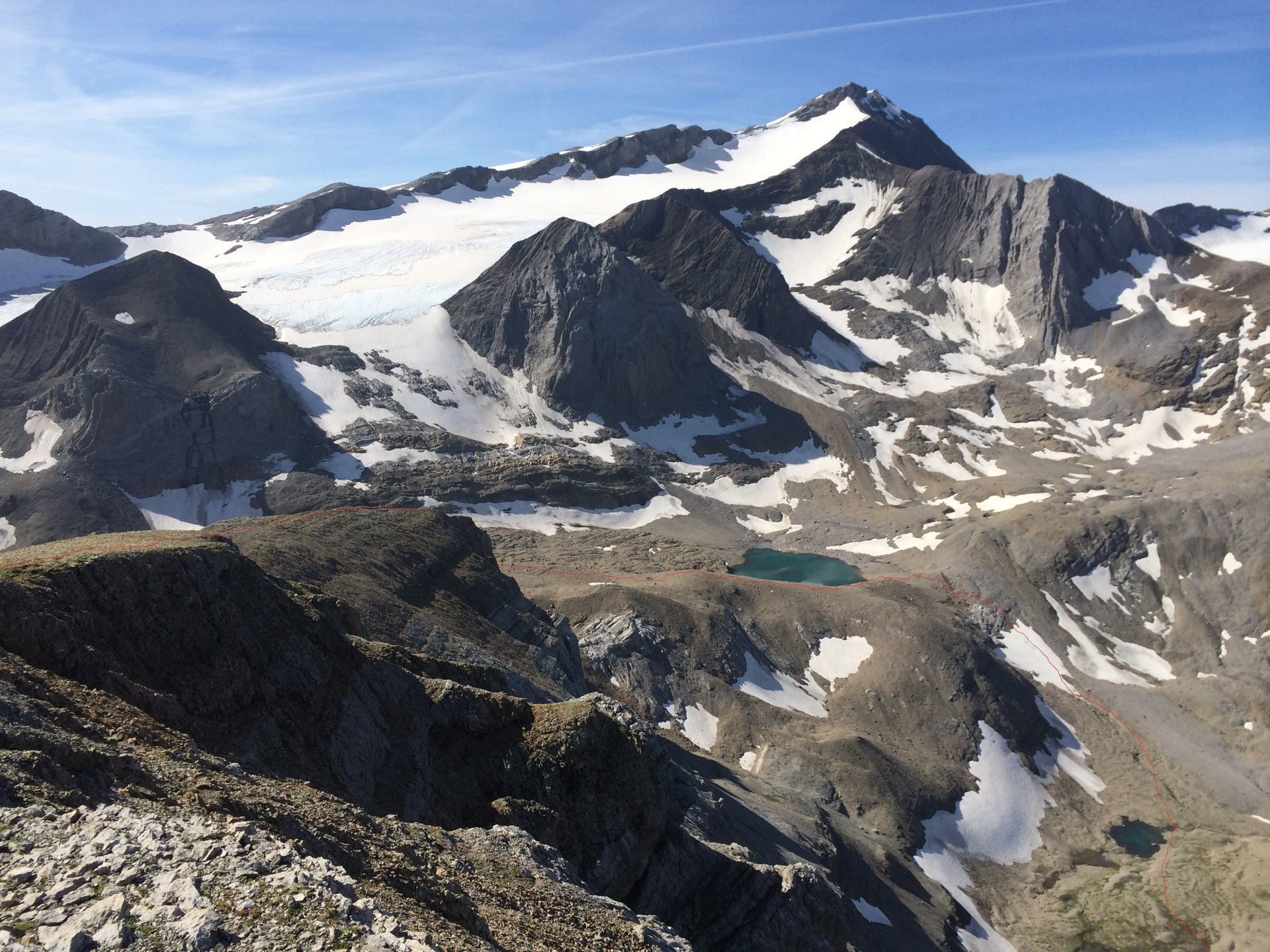 Das Wildhorn vom Niesehorn aus. Rot die Route durch die Wüste