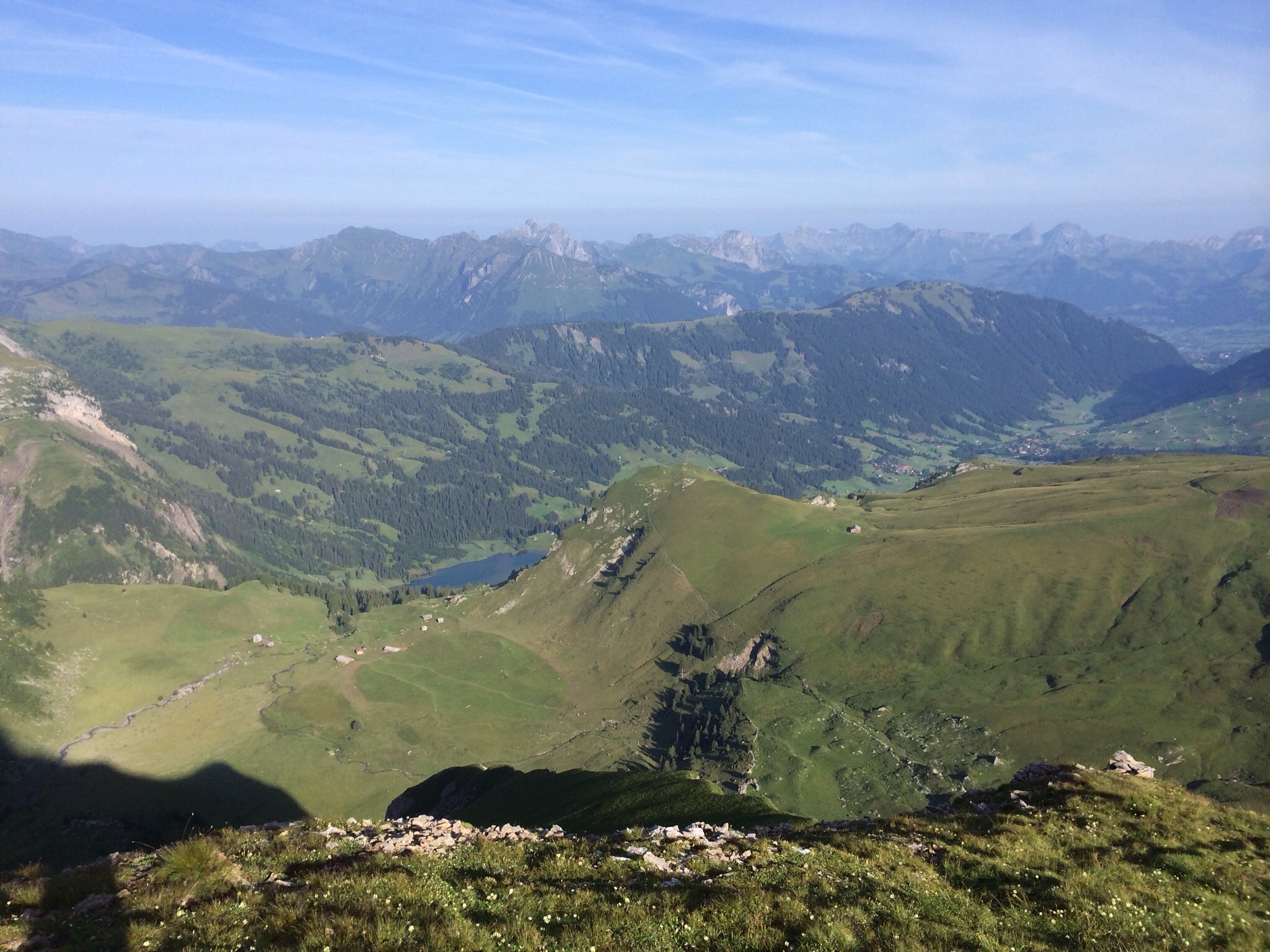 Geschafft - Blick von der Schafniese zum Chüetungel und nach Lauenen