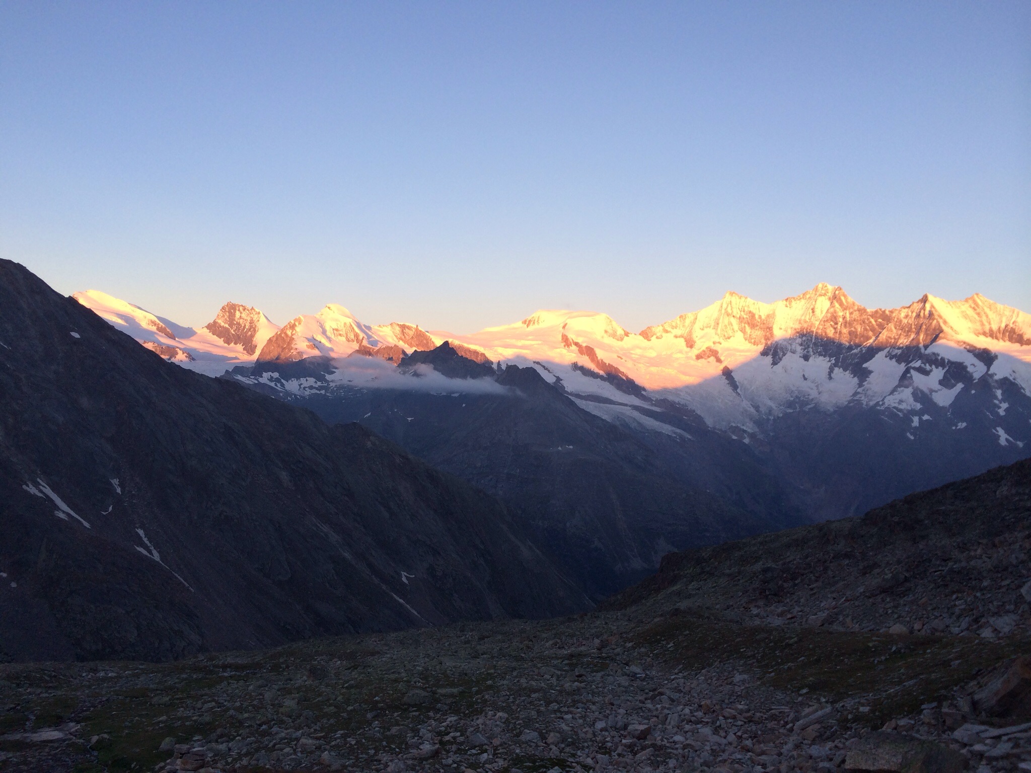 Die Blick von der Hütte zur Mischabelgruppe im Morgenrot