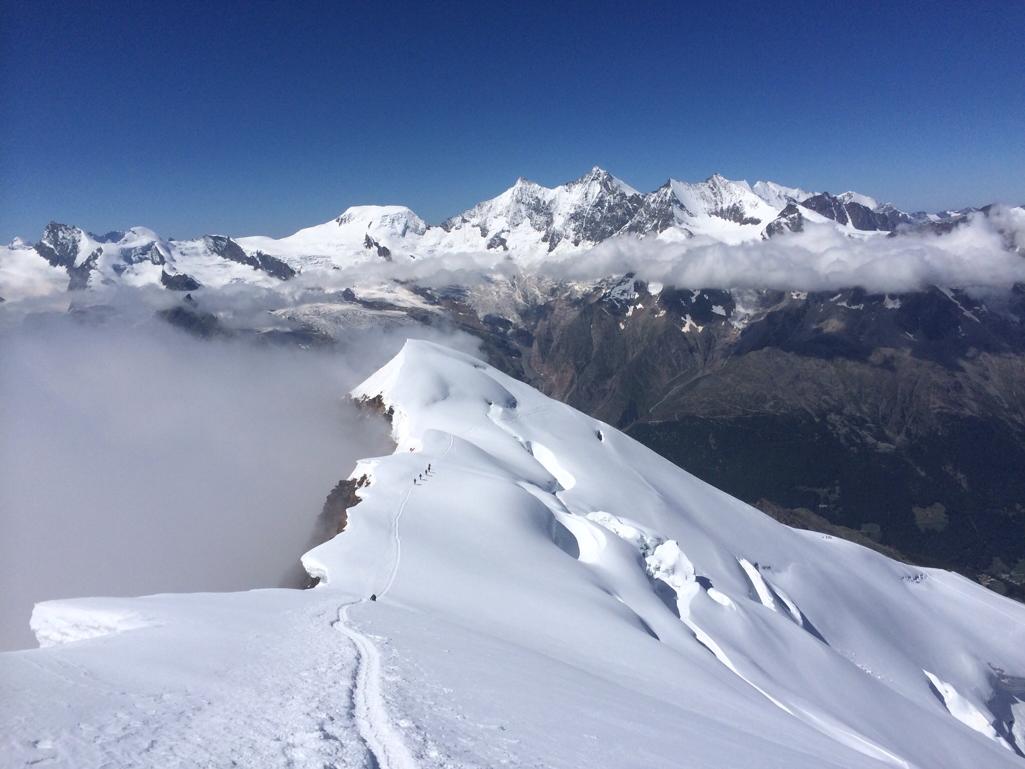 Gipfelblick nach Westen, der Nebel drückt, gewinnt aber nicht