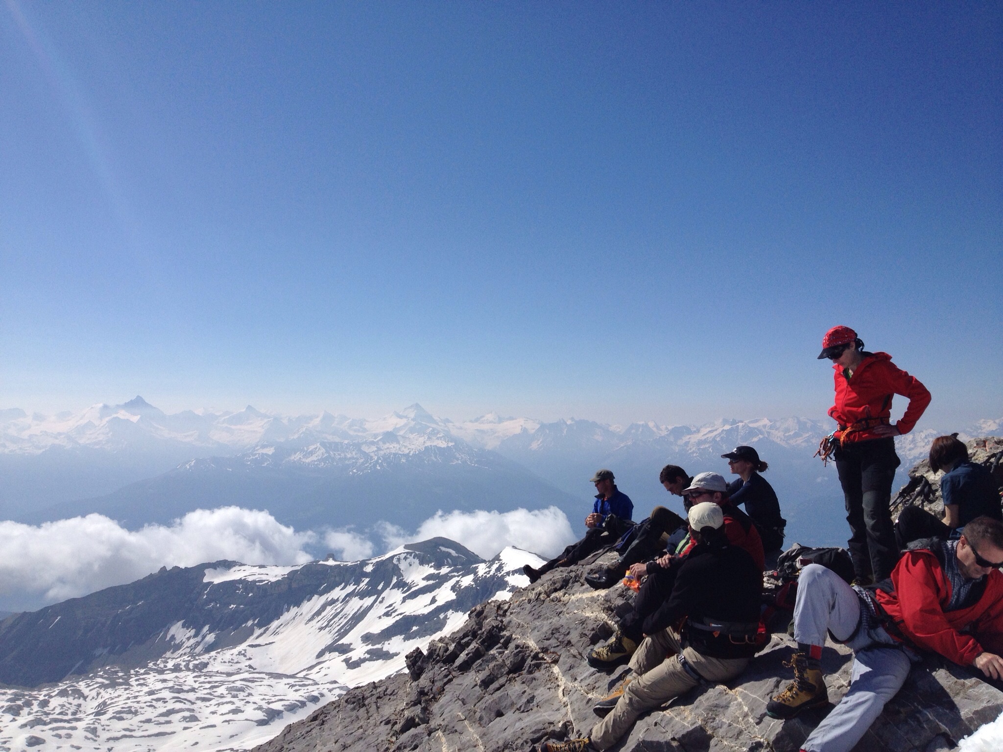 Gipfelsiesta mit Blick ins Wallis