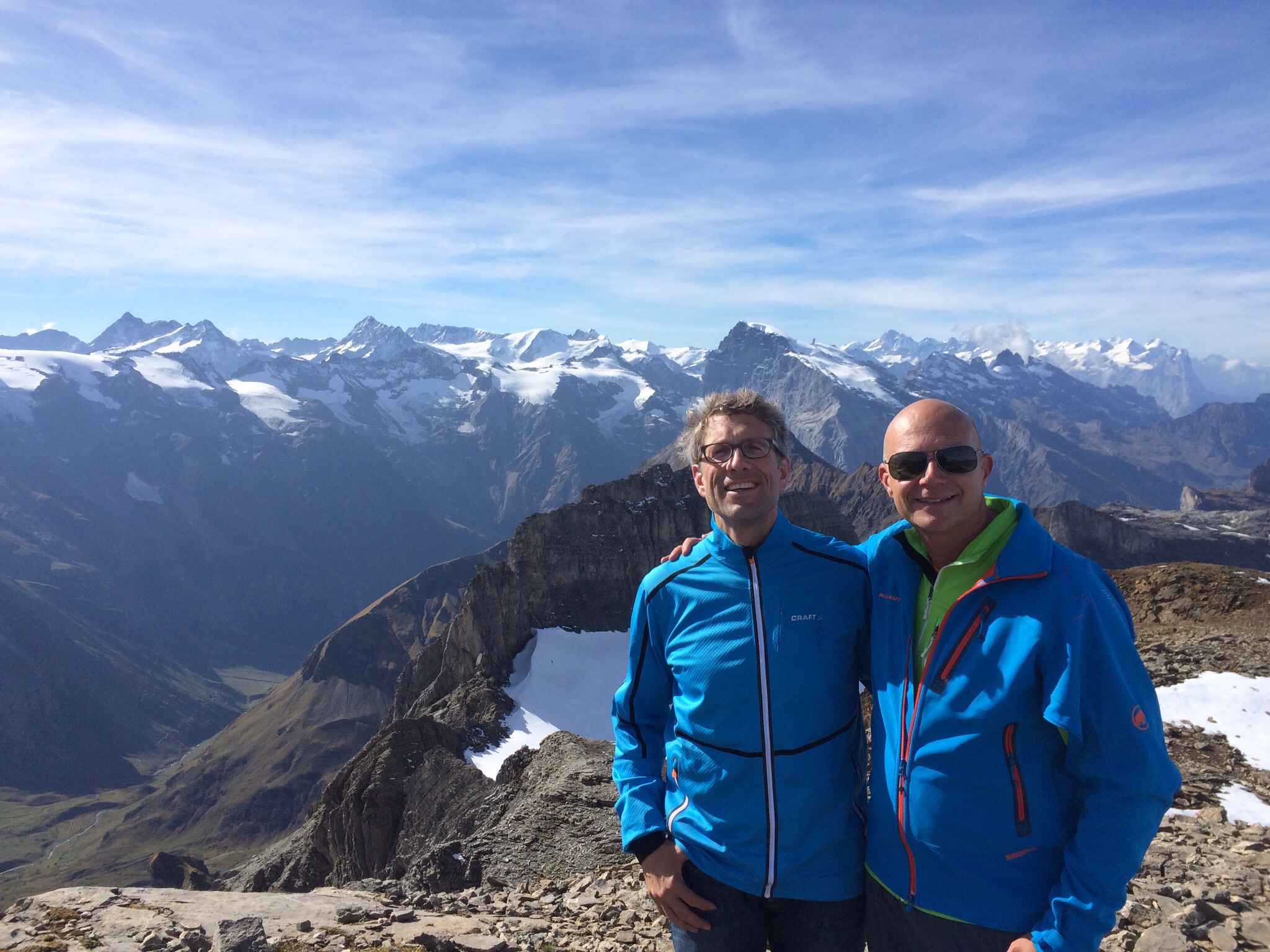 Gipfelfreude mit Sonne, Sustenhorn, Titlis und den Berner Viertausendern in der Ferne
