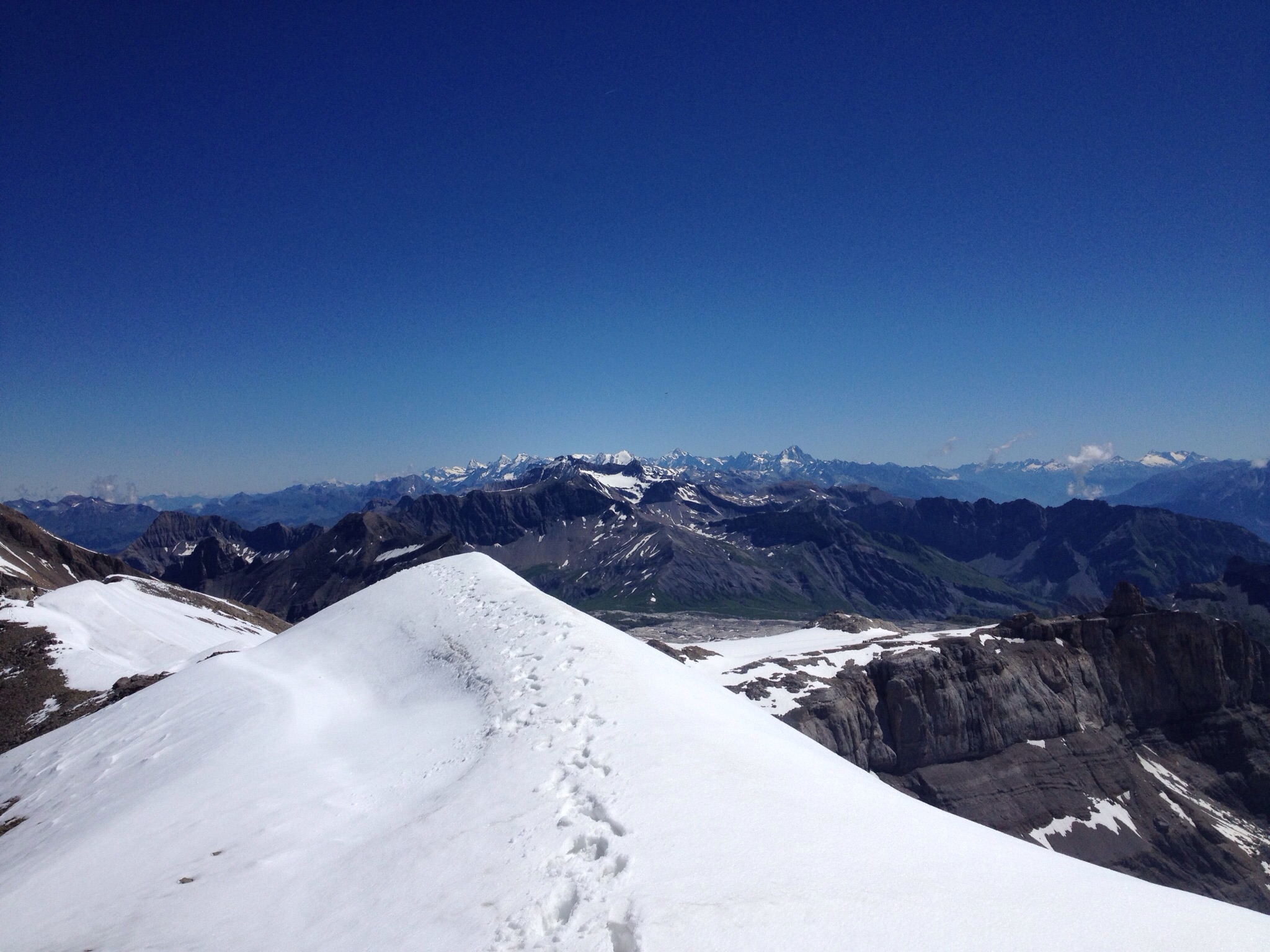 Der Blick vom Gipfelgrat zu den Berner Alpen