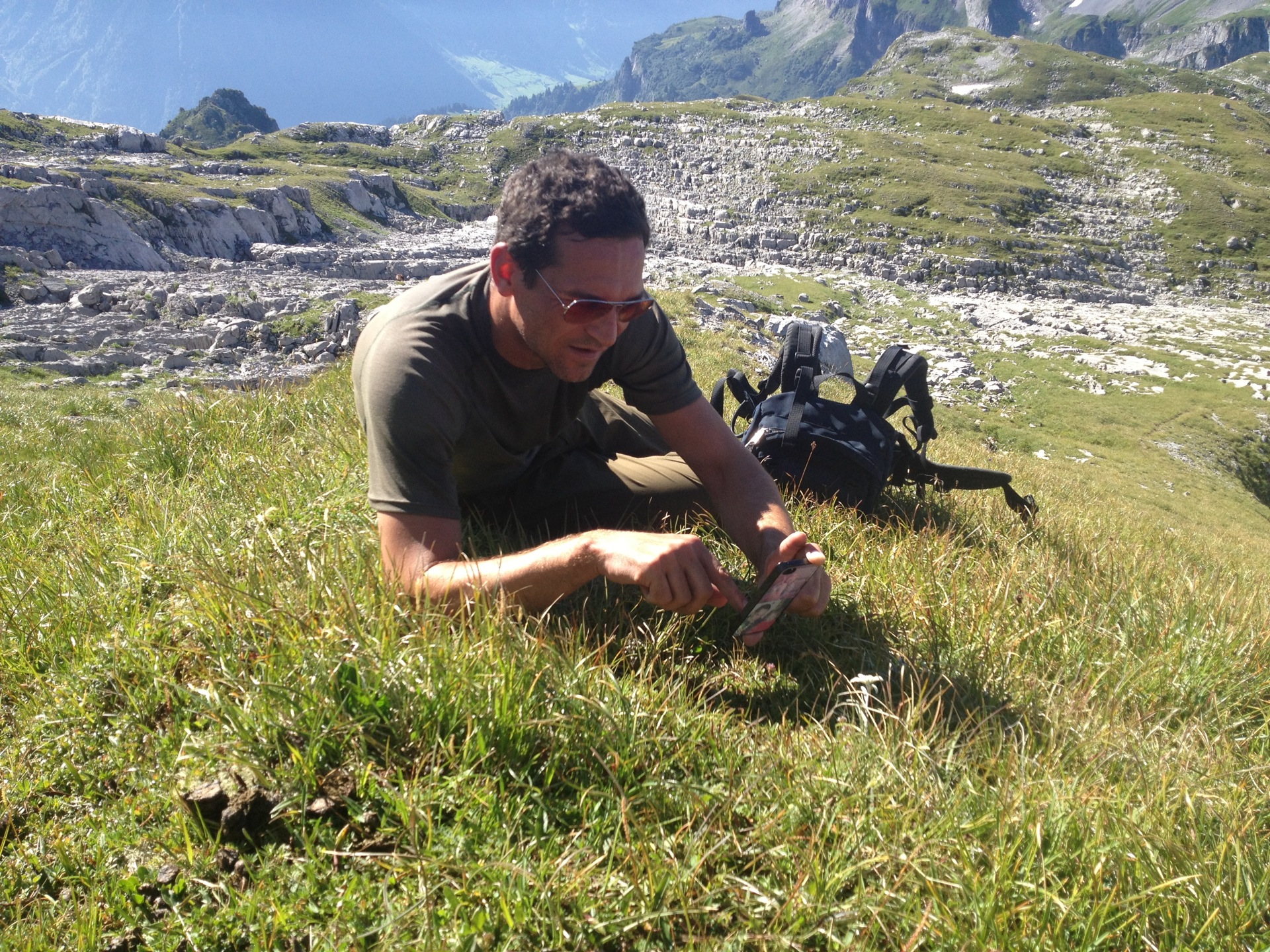 Das erste Edelweiss des Tages wird gebührend gefeiert