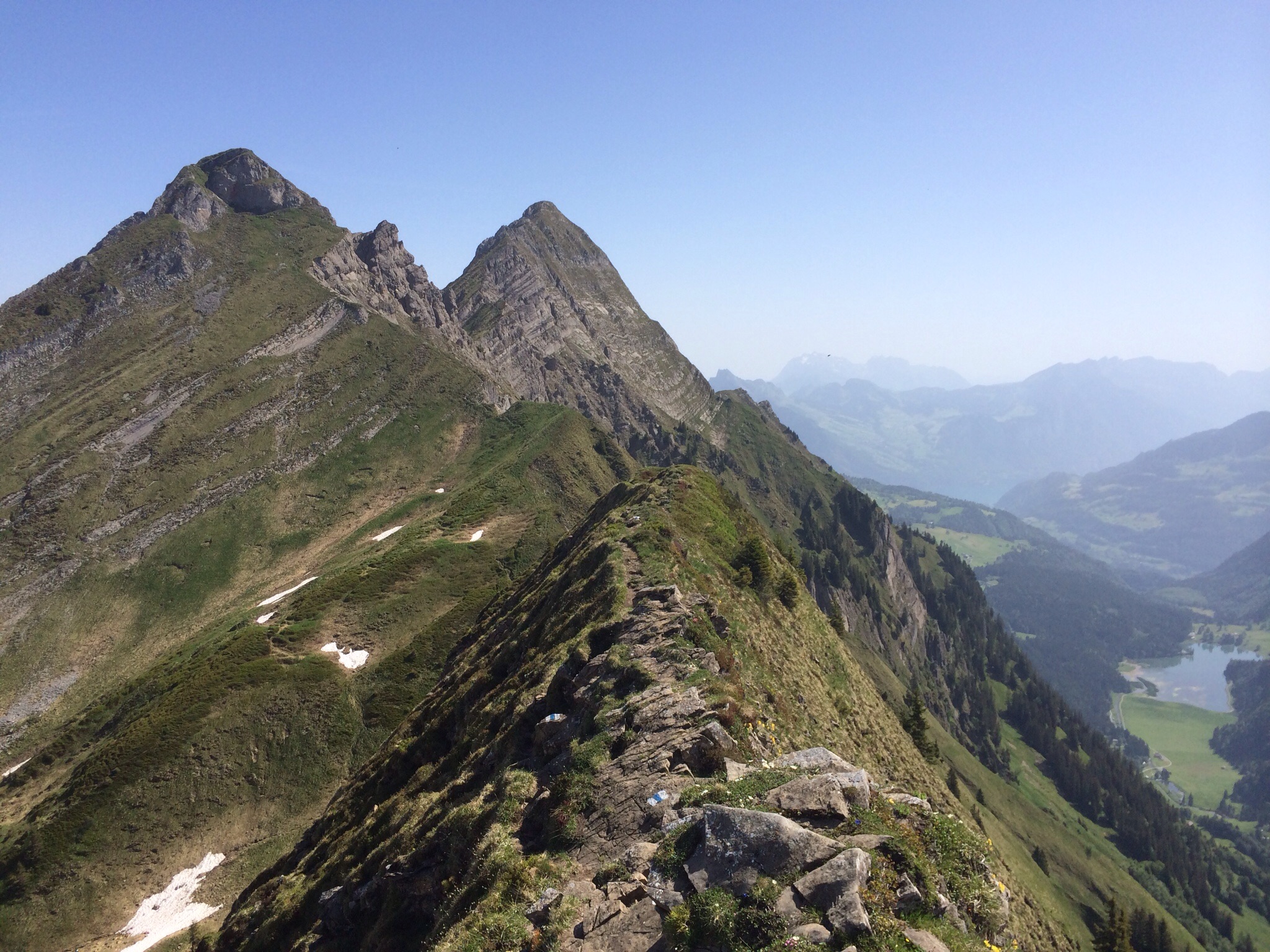 Auf dem Gratweg zum Rossalpelispitz und Brünnelistock, rechts unten der Obersee