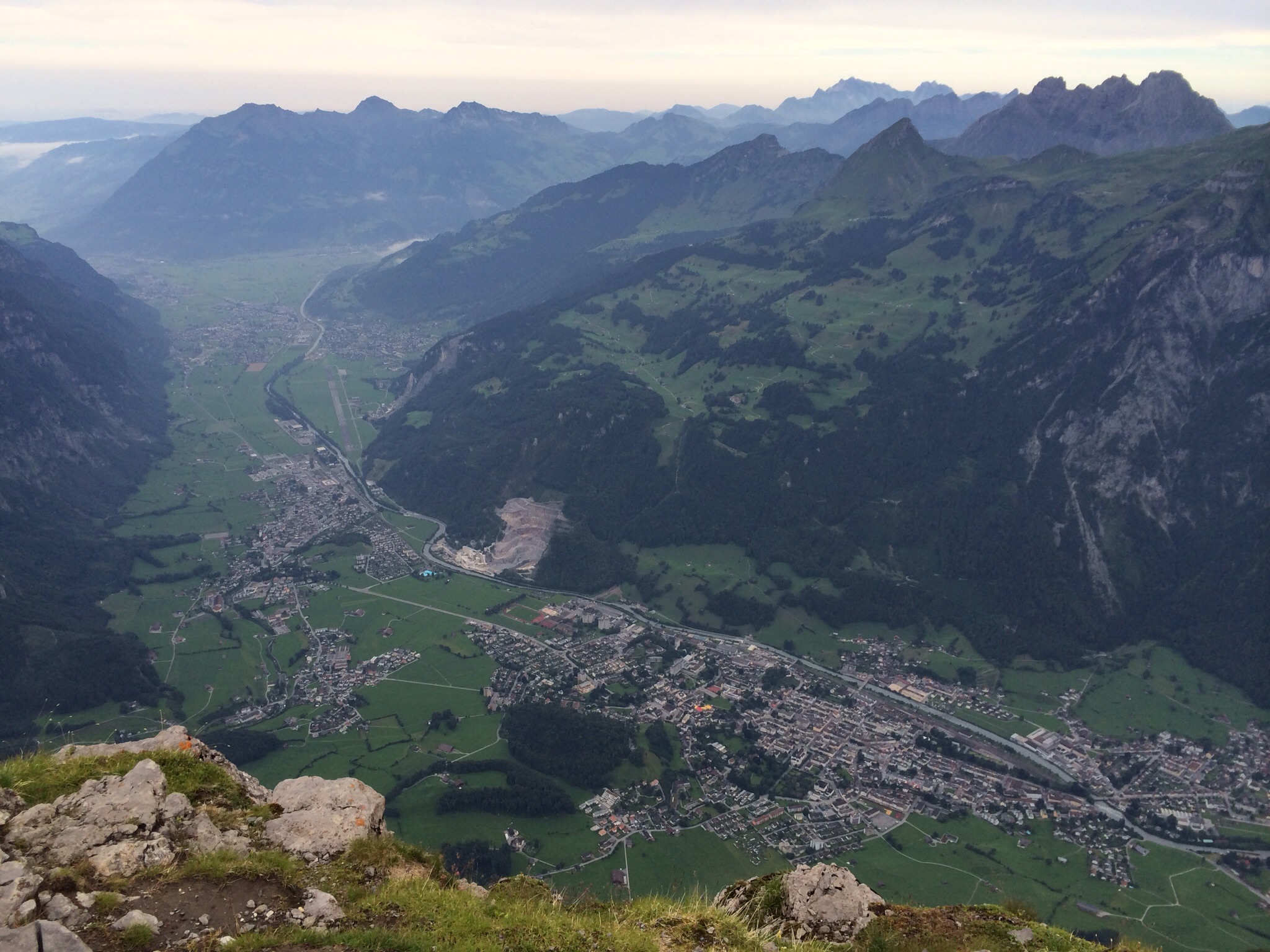 Fast 2000 Meter weiter unten liegt Glarus