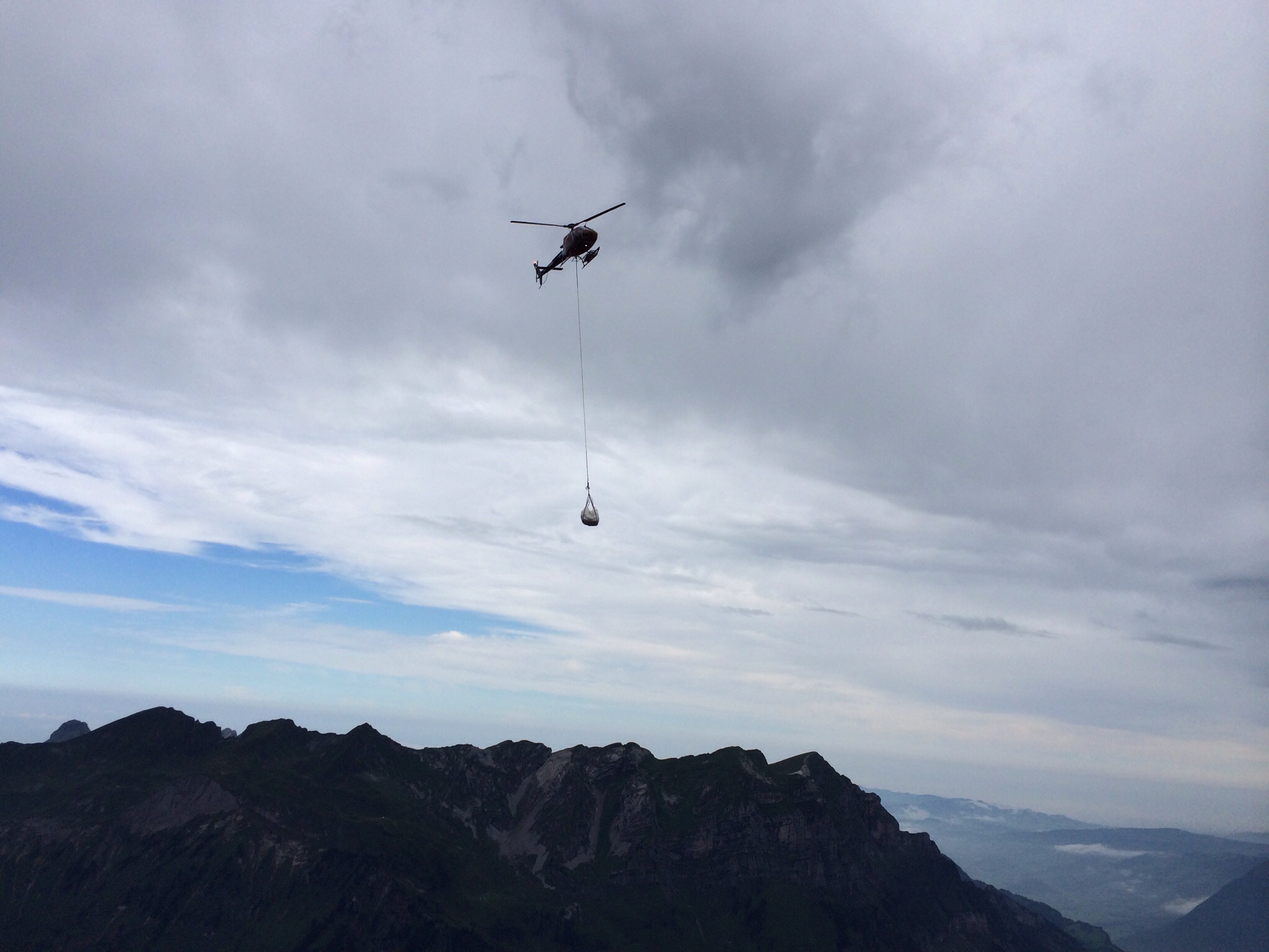 Ein Helikopter knattert herbei...