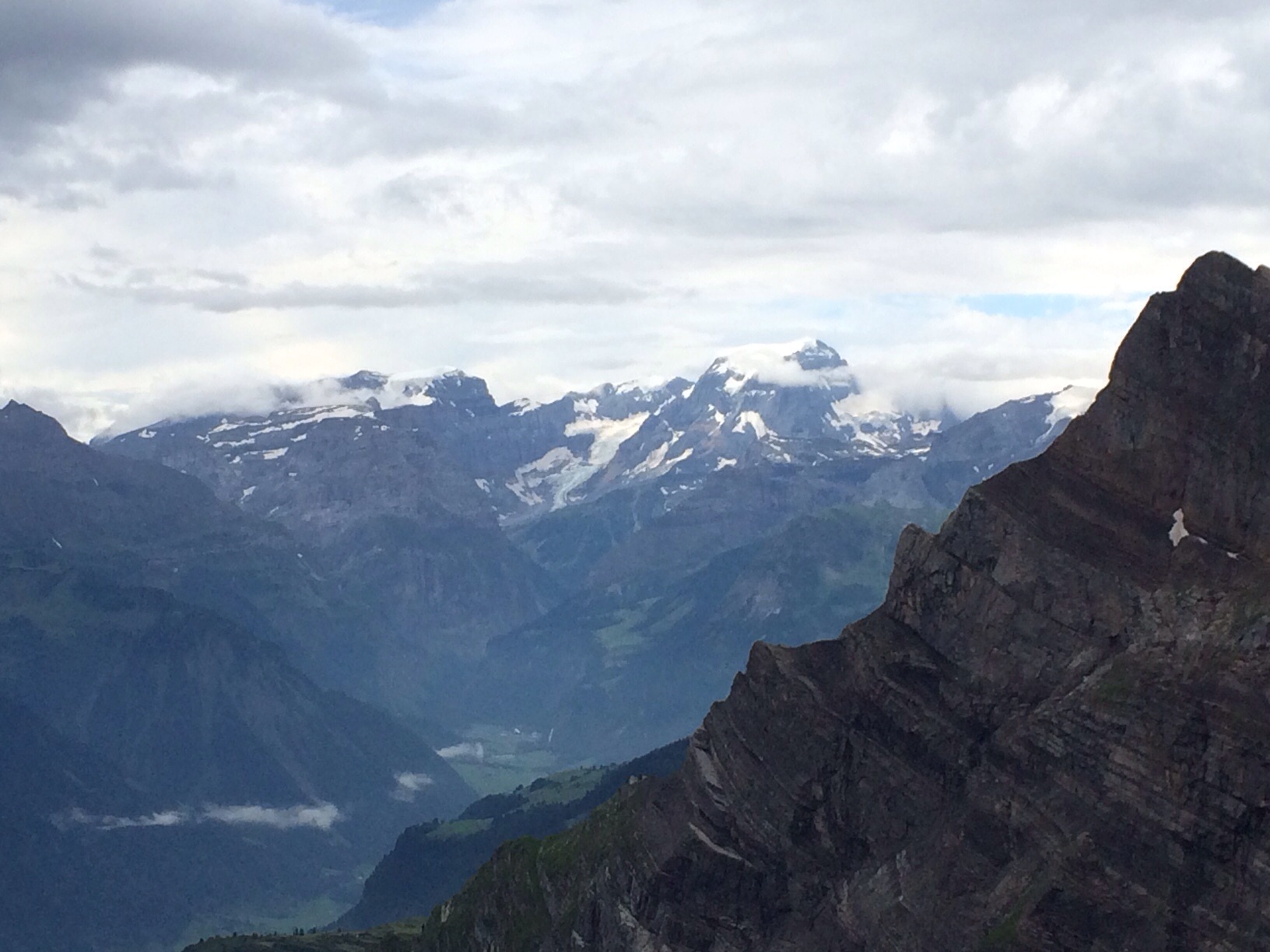 Der Tödi hat sich von den Wolken befreit