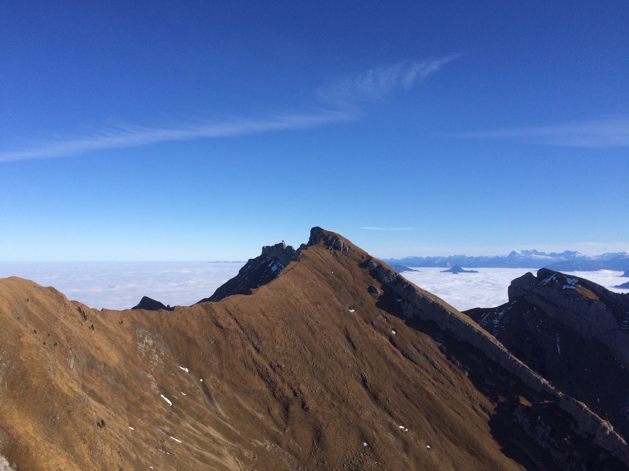 Der Gipfelblick hinüber zum Tomlishorn und zur verlassenen Bergstation 