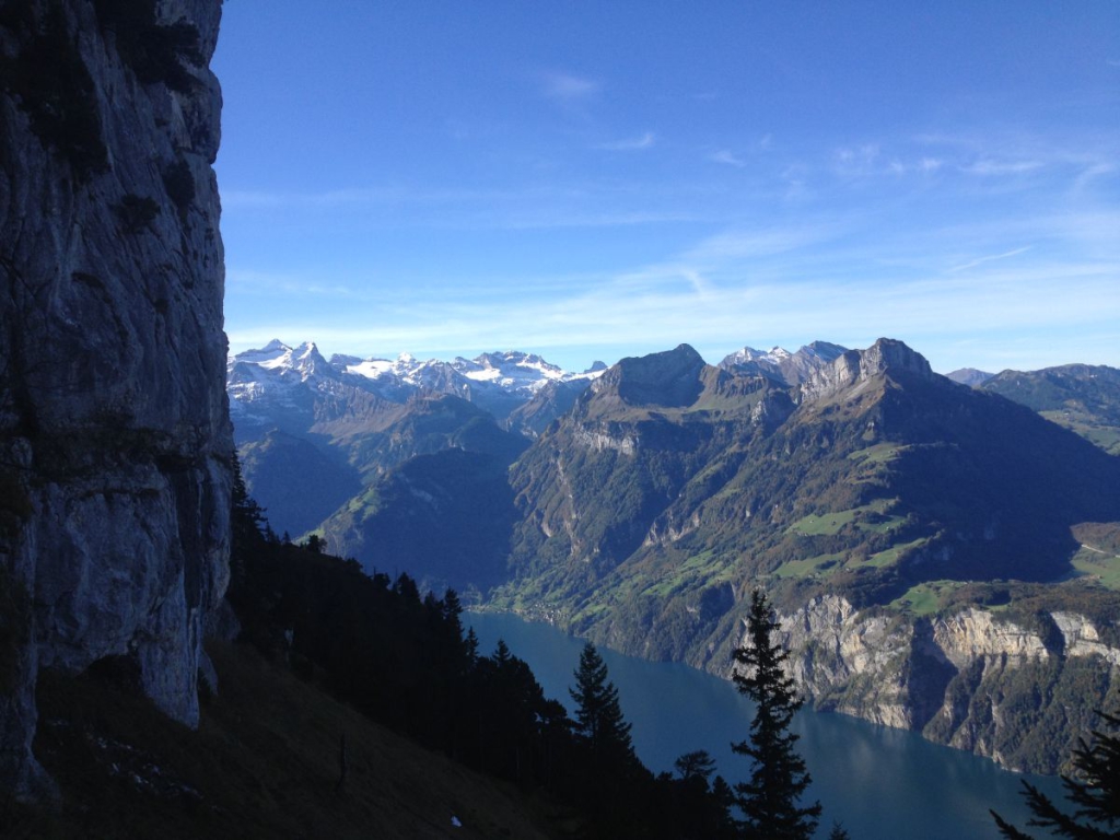 Der Urner See und sein Wächter, der Uri-Rotstock (Bildmitte)